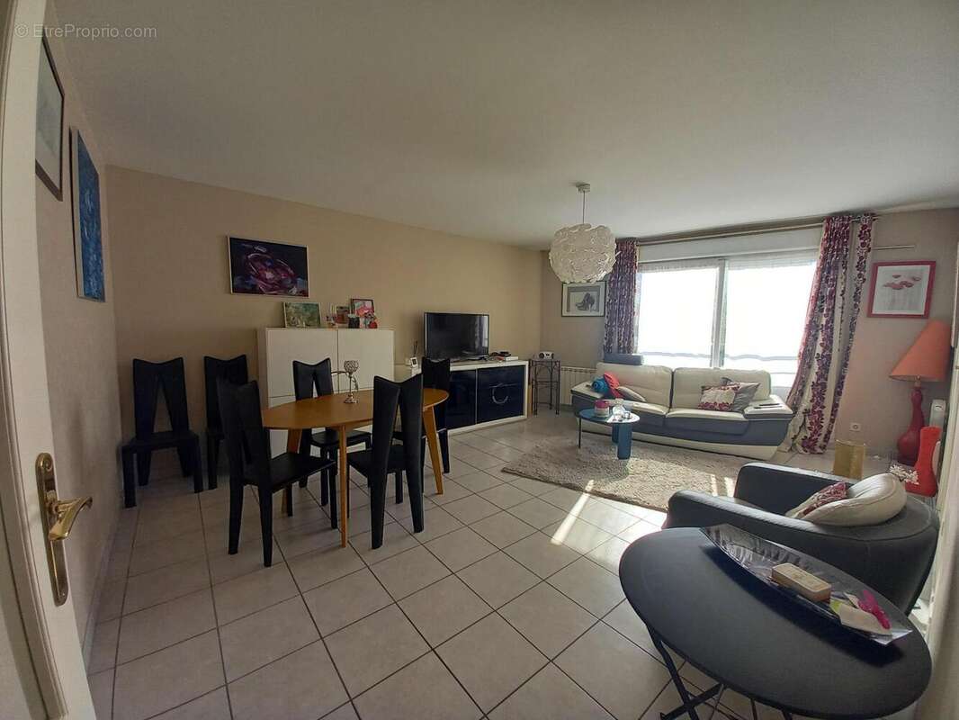   - Appartement à DECINES-CHARPIEU