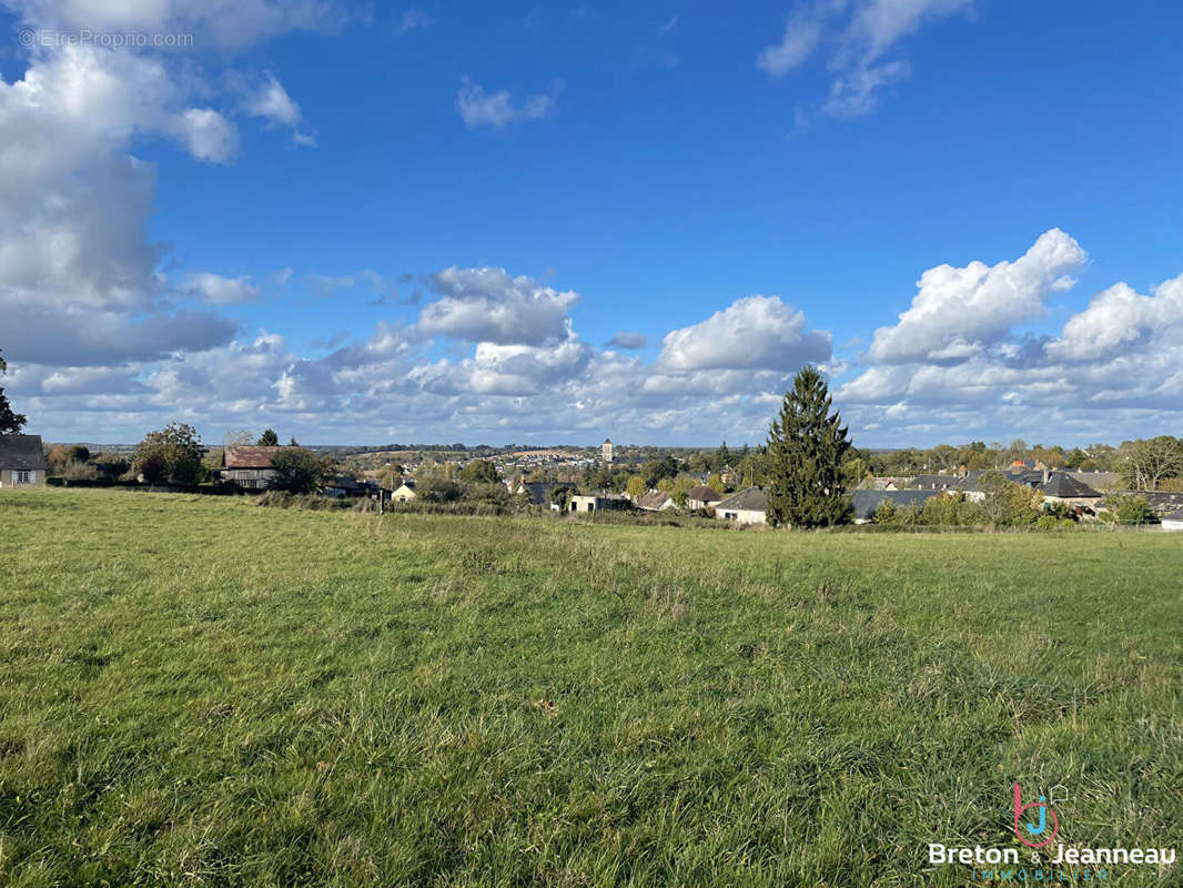 Terrain à MONTSURS