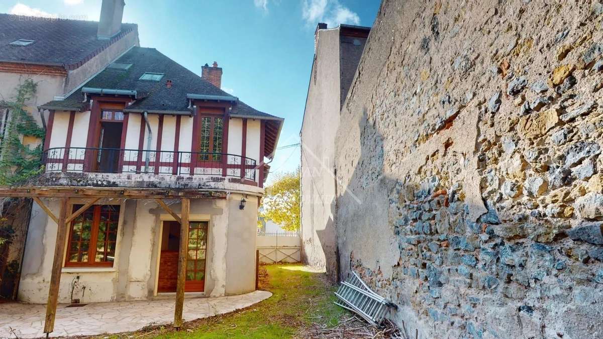 Maison à DOMPIERRE-SUR-BESBRE