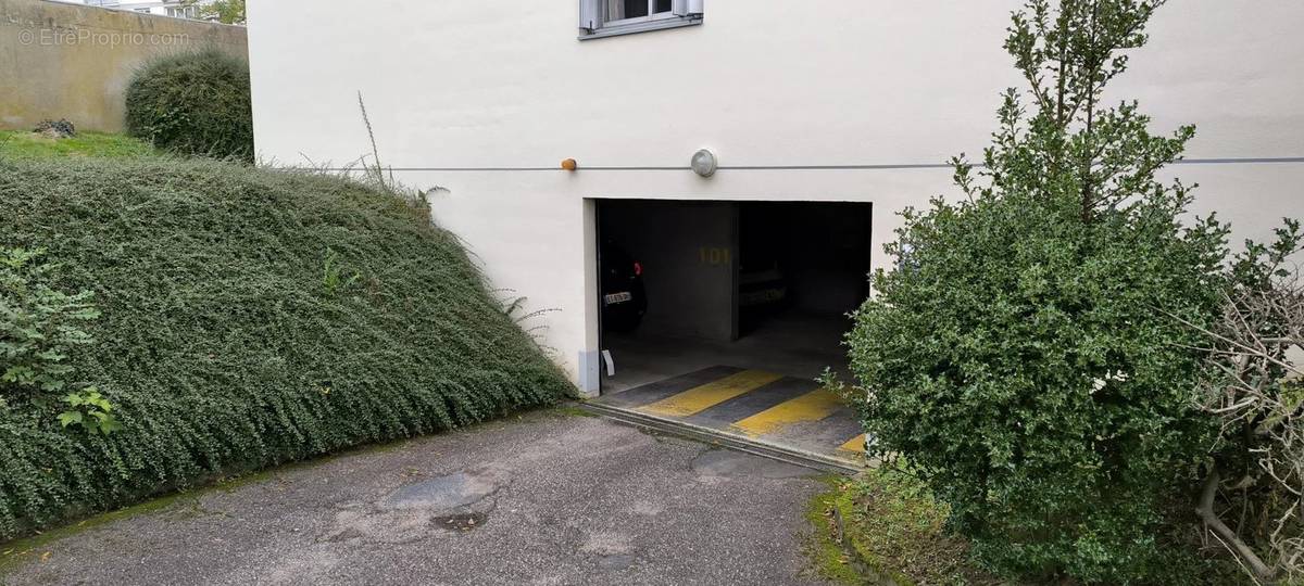 Parking à MONT-SAINT-AIGNAN