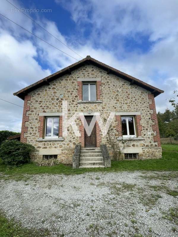 Maison à SAINT-LEONARD-DE-NOBLAT