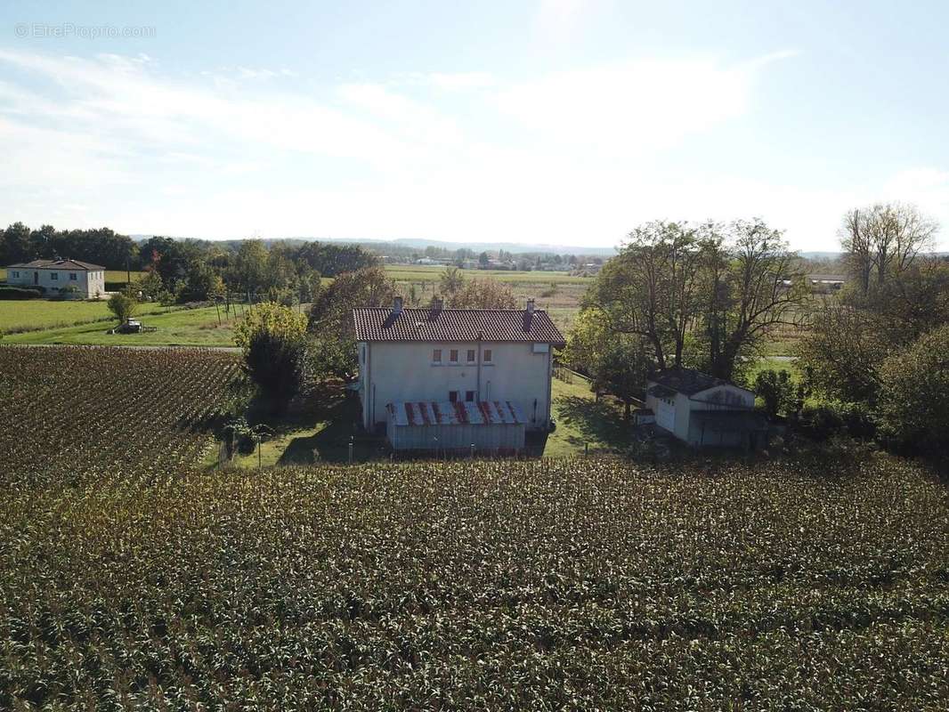 Maison à SAINT-HILAIRE-DE-LUSIGNAN