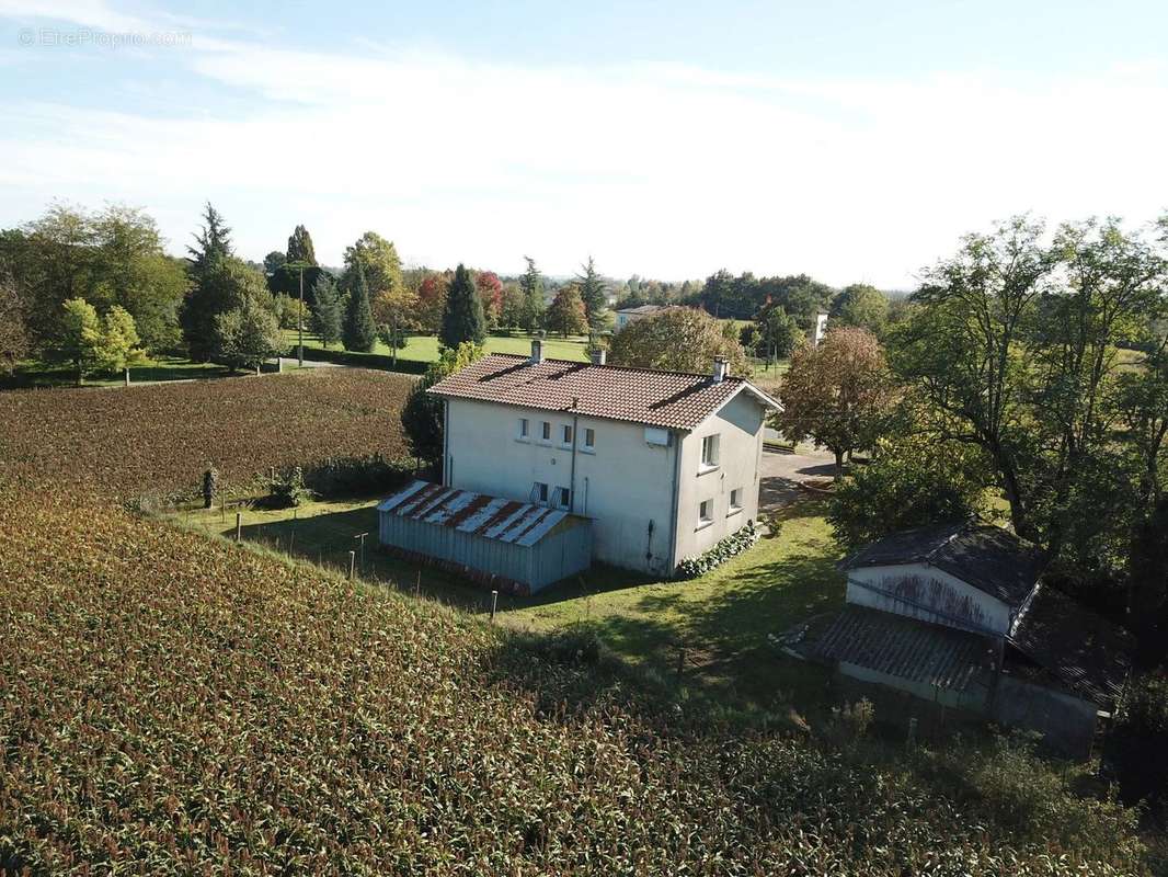 Maison à SAINT-HILAIRE-DE-LUSIGNAN