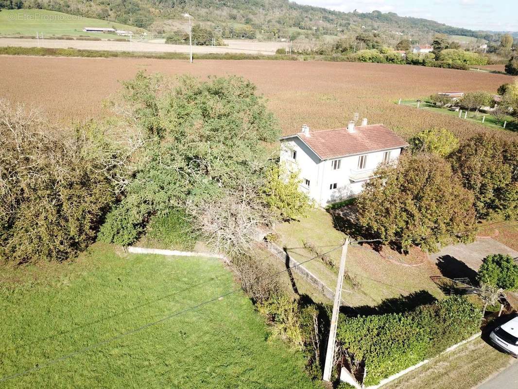 Maison à SAINT-HILAIRE-DE-LUSIGNAN