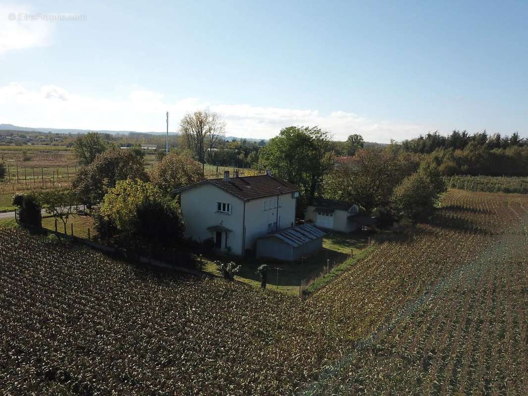 Maison à SAINT-HILAIRE-DE-LUSIGNAN