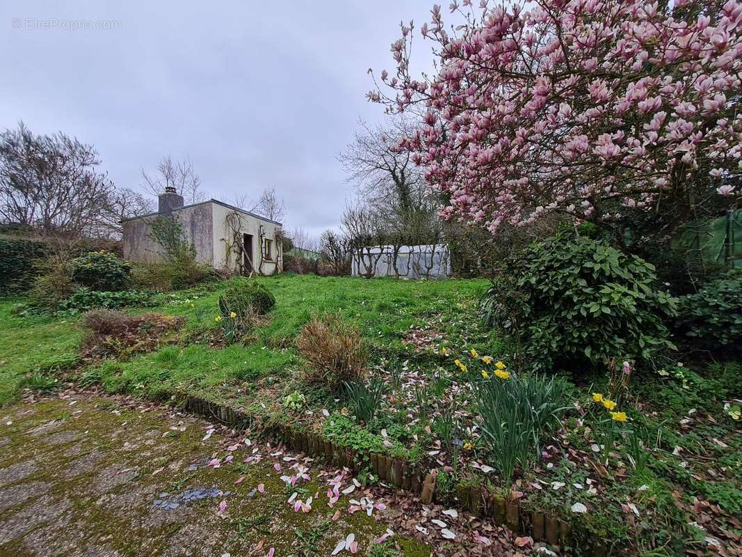 Maison à CLEDEN-POHER