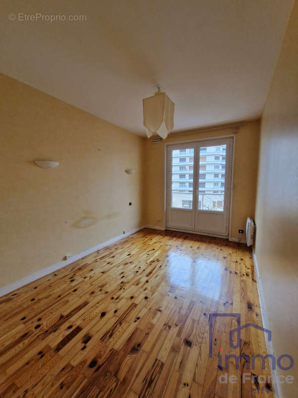 CHAMBRE 1 - Appartement à SAINT-ETIENNE