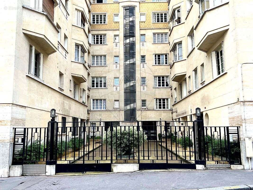 Appartement à PARIS-16E