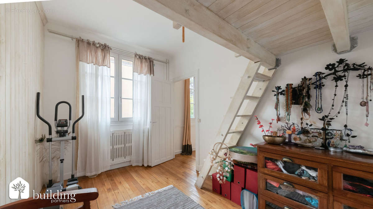 Appartement à COURBEVOIE