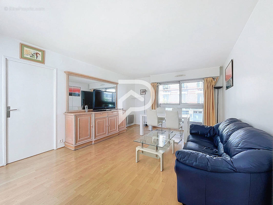 Appartement à COURBEVOIE