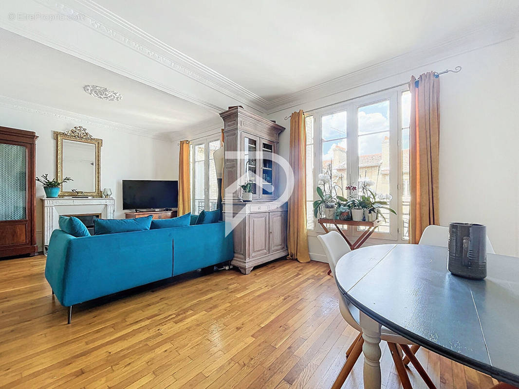 Appartement à COURBEVOIE