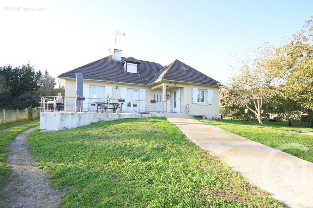 Maison à CREUZIER-LE-VIEUX