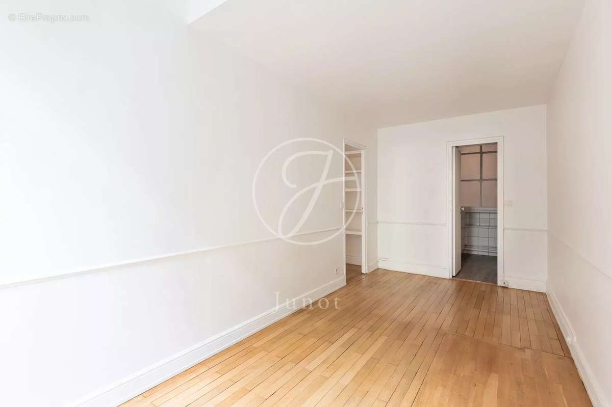 Appartement à PARIS-16E