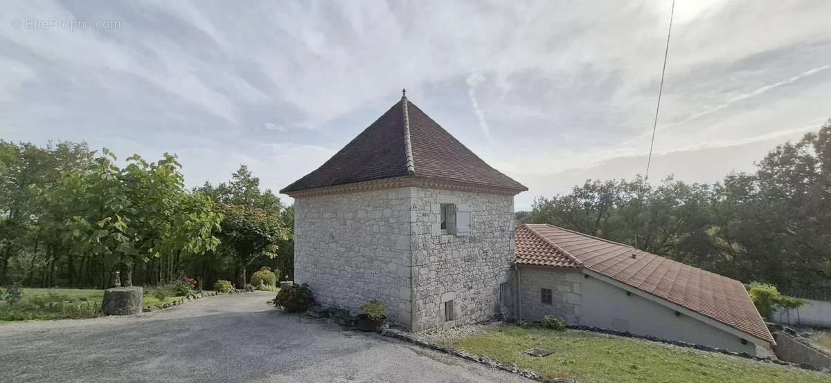 Maison à MONTAIGU-DE-QUERCY