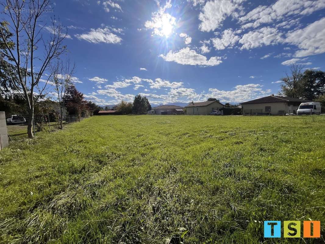 Terrain à VILLENEUVE-DE-RIVIERE