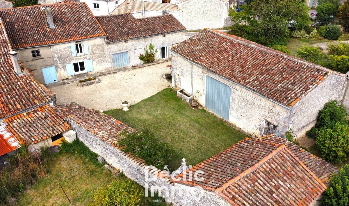 Maison à ROULLET-SAINT-ESTEPHE