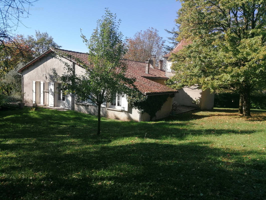 Maison à MONTMOREAU-SAINT-CYBARD