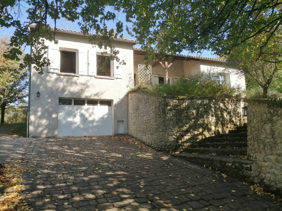 Maison à MONTMOREAU-SAINT-CYBARD