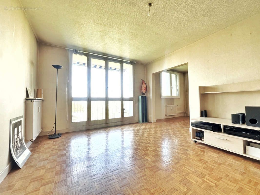 Appartement à PIERRE-BENITE