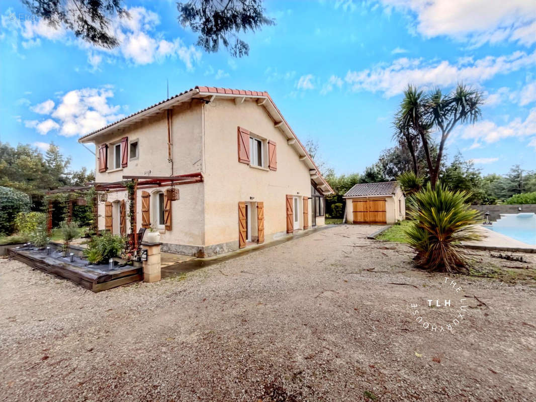 Maison à SAINTE-FOY-DE-PEYROLIERES