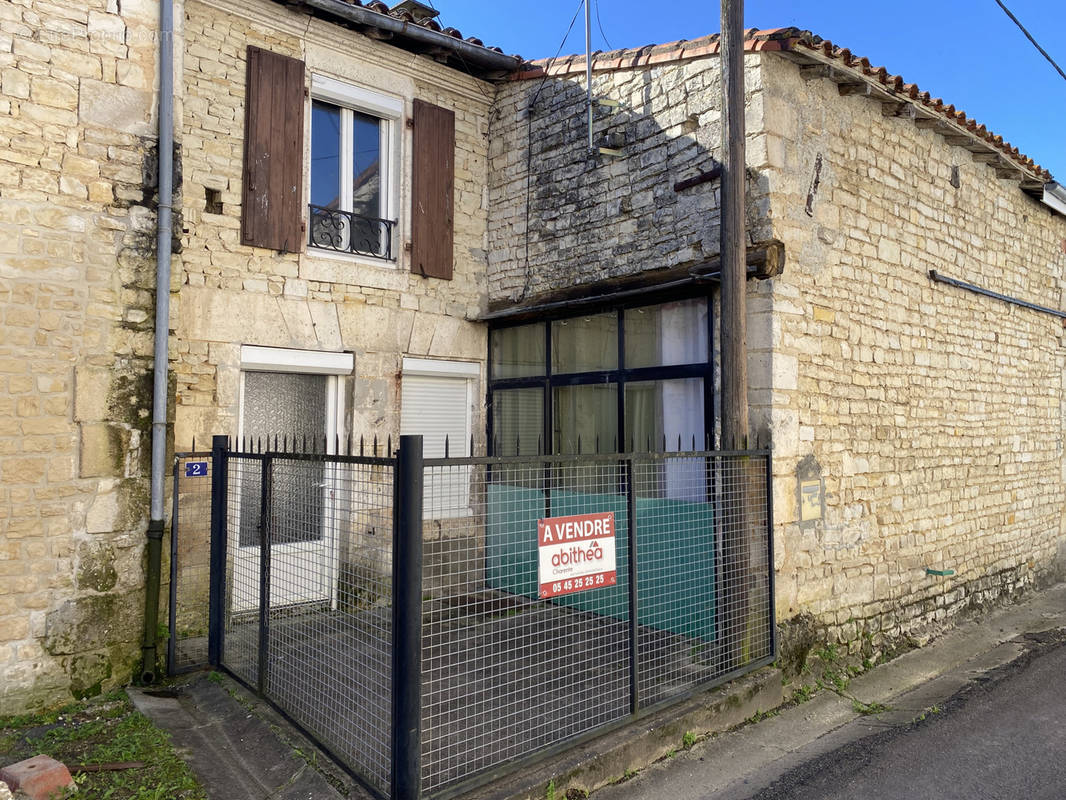 Maison à AIGRE