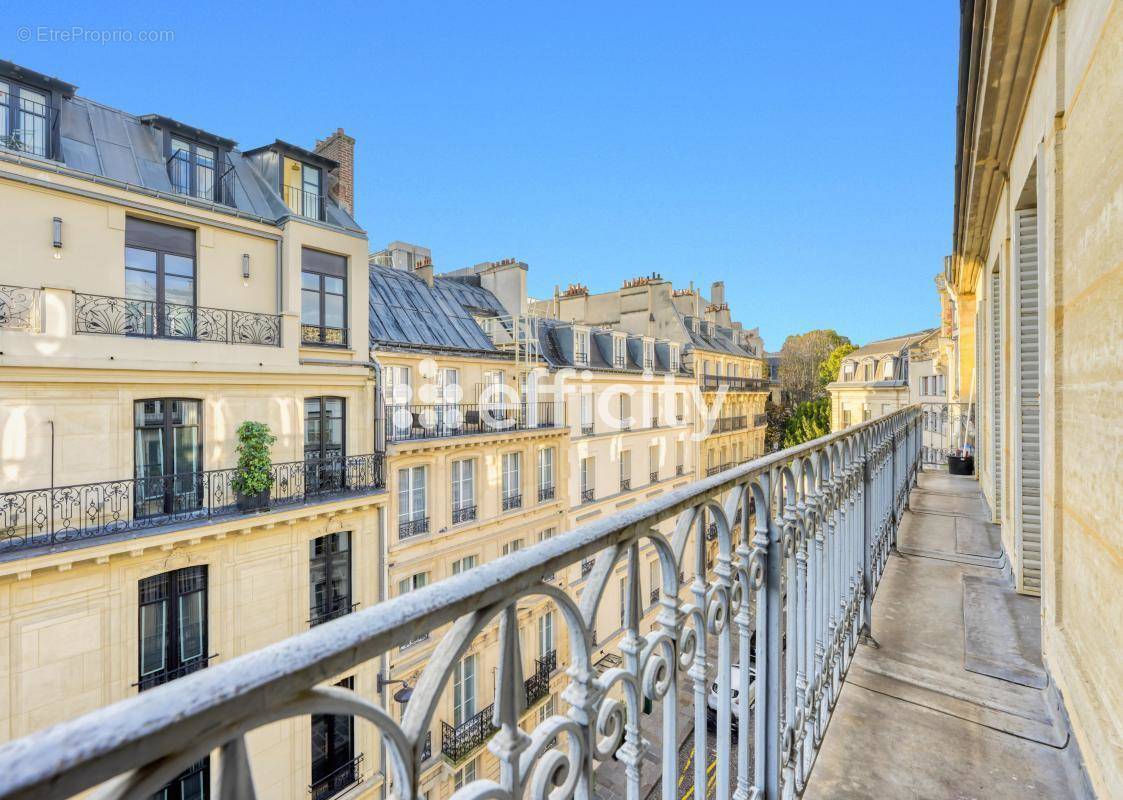 Appartement à PARIS-8E