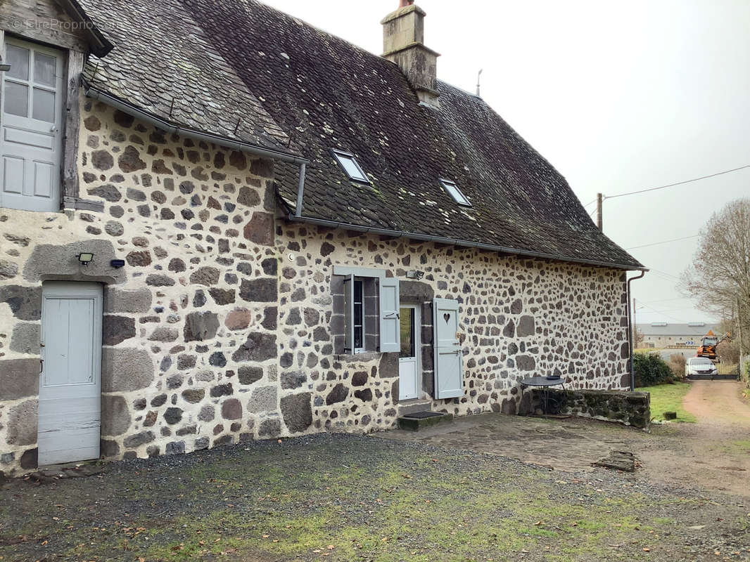 Maison à VIC-SUR-CERE