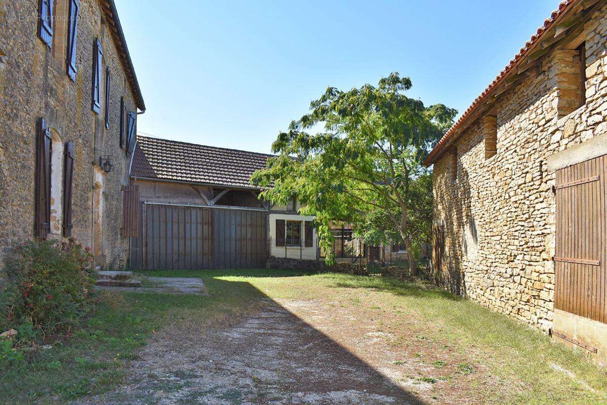 Maison à SAINT-GENIES