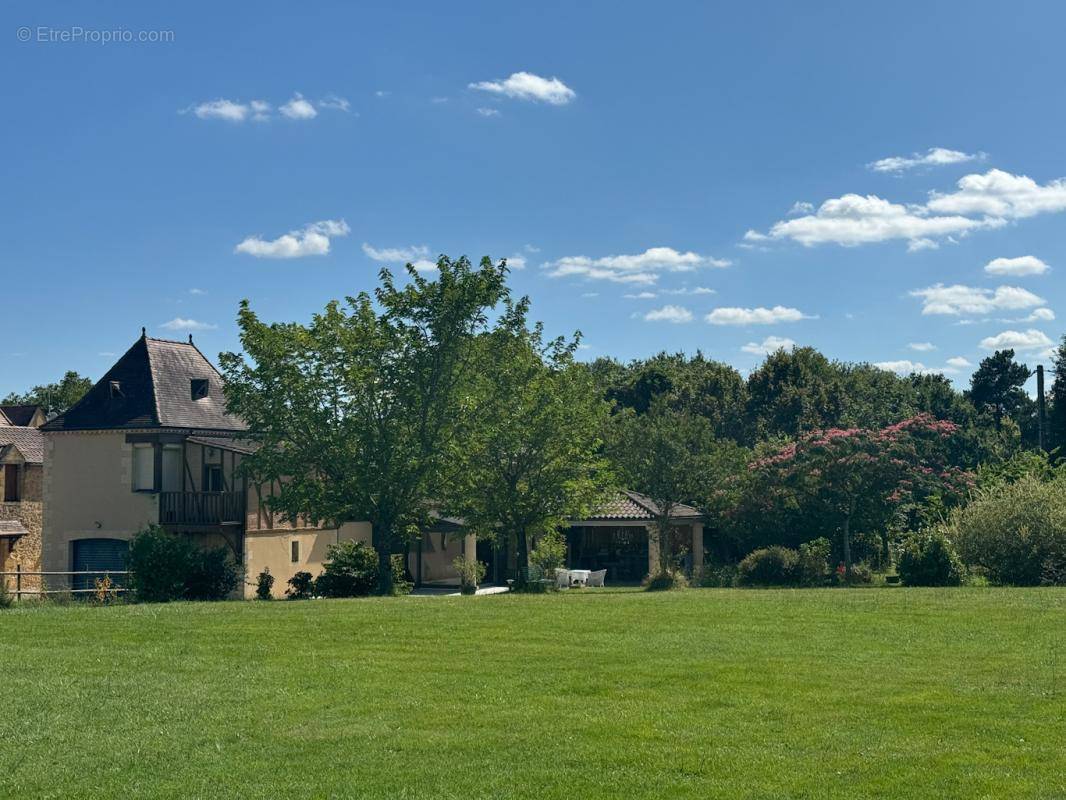 Maison à COUZE-ET-SAINT-FRONT