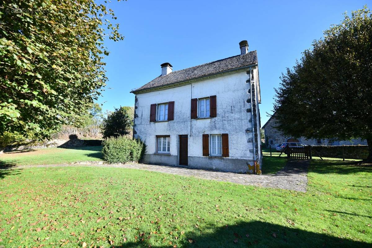 Maison à SAINT-MARTIN-CANTALES