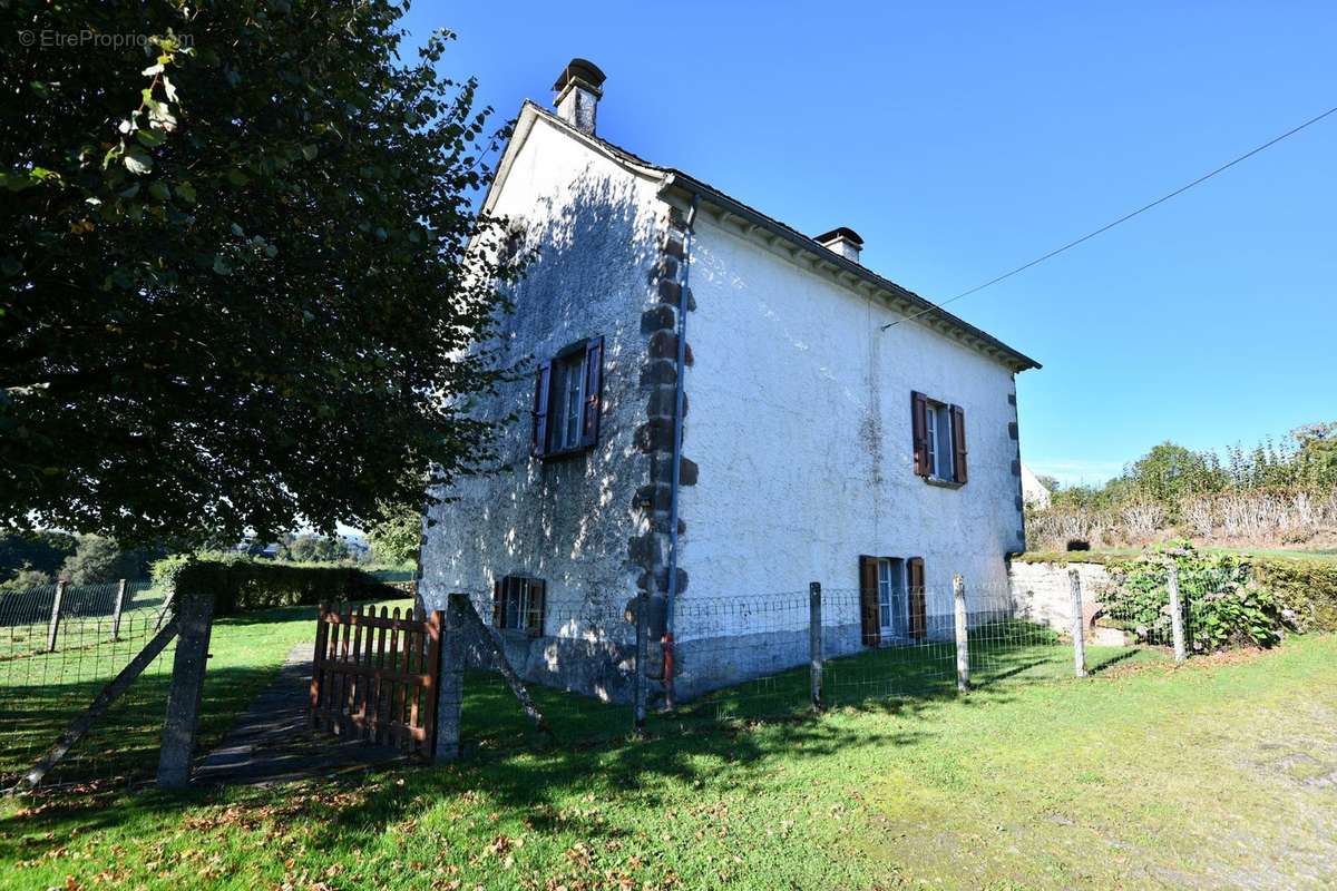 Maison à SAINT-MARTIN-CANTALES