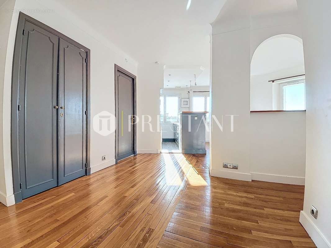 Appartement à PARIS-16E