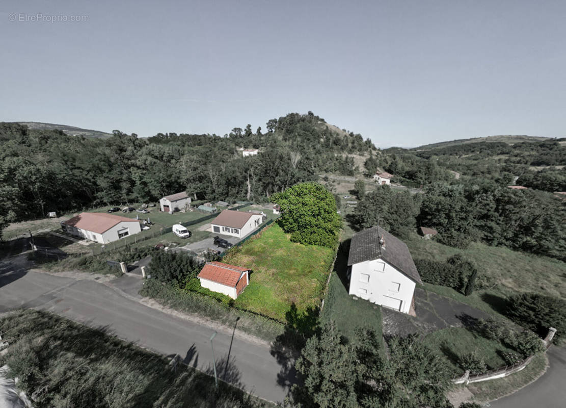 Terrain à MONTAIGUT-LE-BLANC