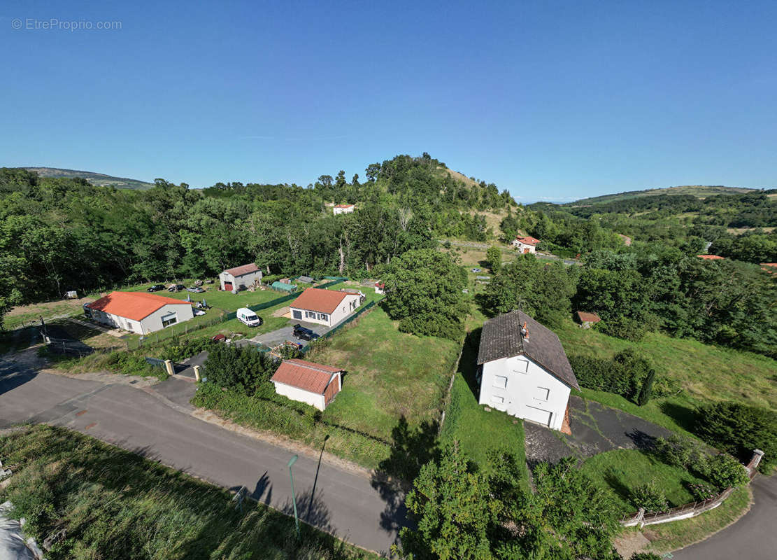 Terrain à MONTAIGUT-LE-BLANC