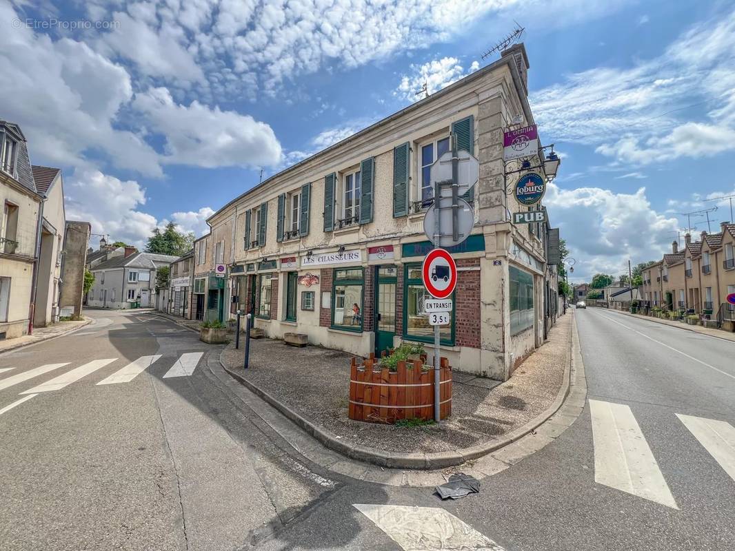 Commerce à LE MESNIL-SAINT-DENIS