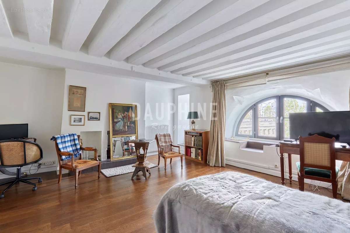 Appartement à PARIS-1E