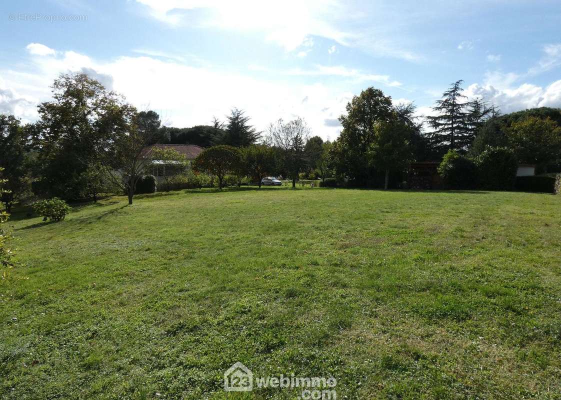 Terrain constructible presque plat, - Terrain à VOUNEUIL-SUR-VIENNE