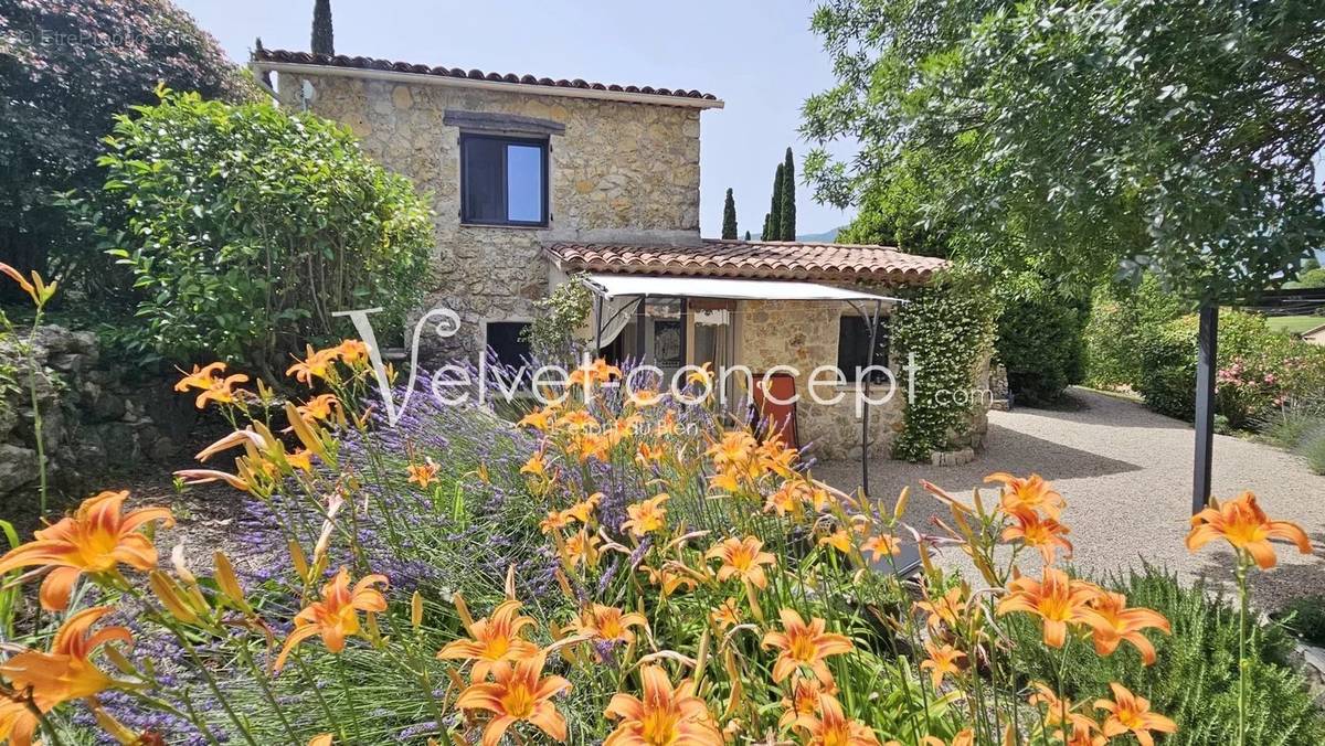 Maison à CHATEAUNEUF-GRASSE