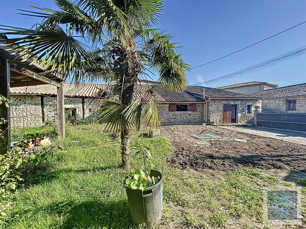 Maison à MONTENDRE