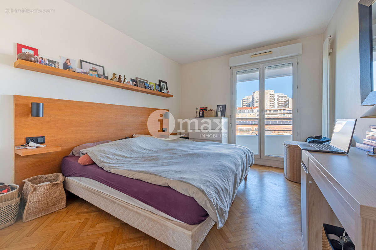 Appartement à COURBEVOIE