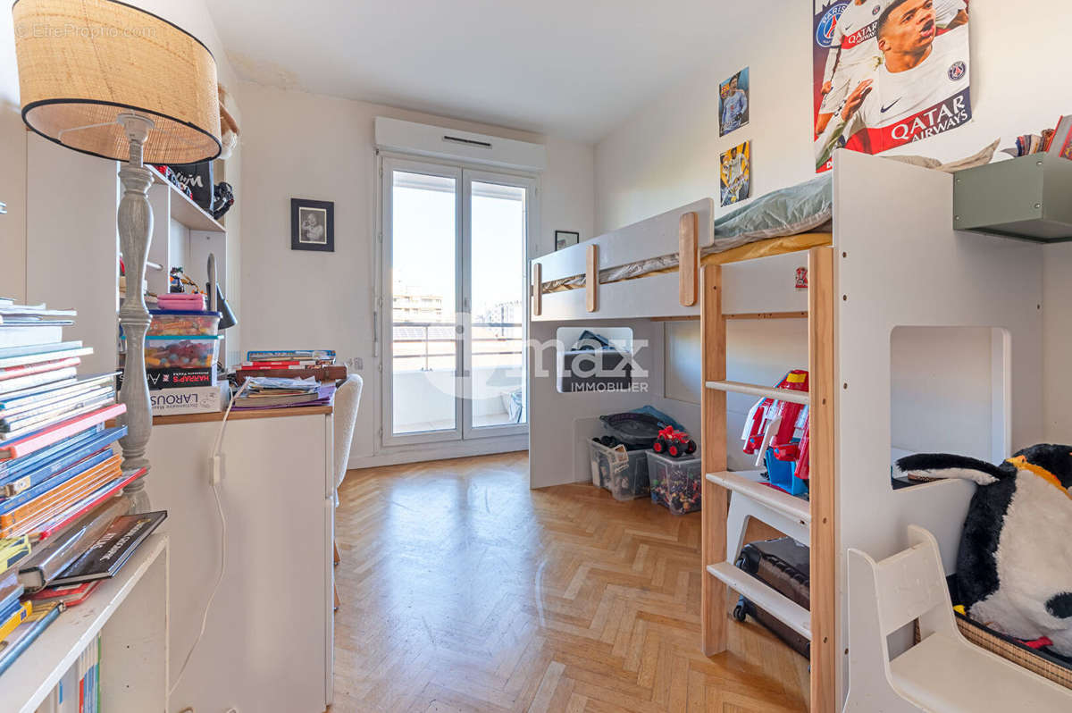 Appartement à COURBEVOIE