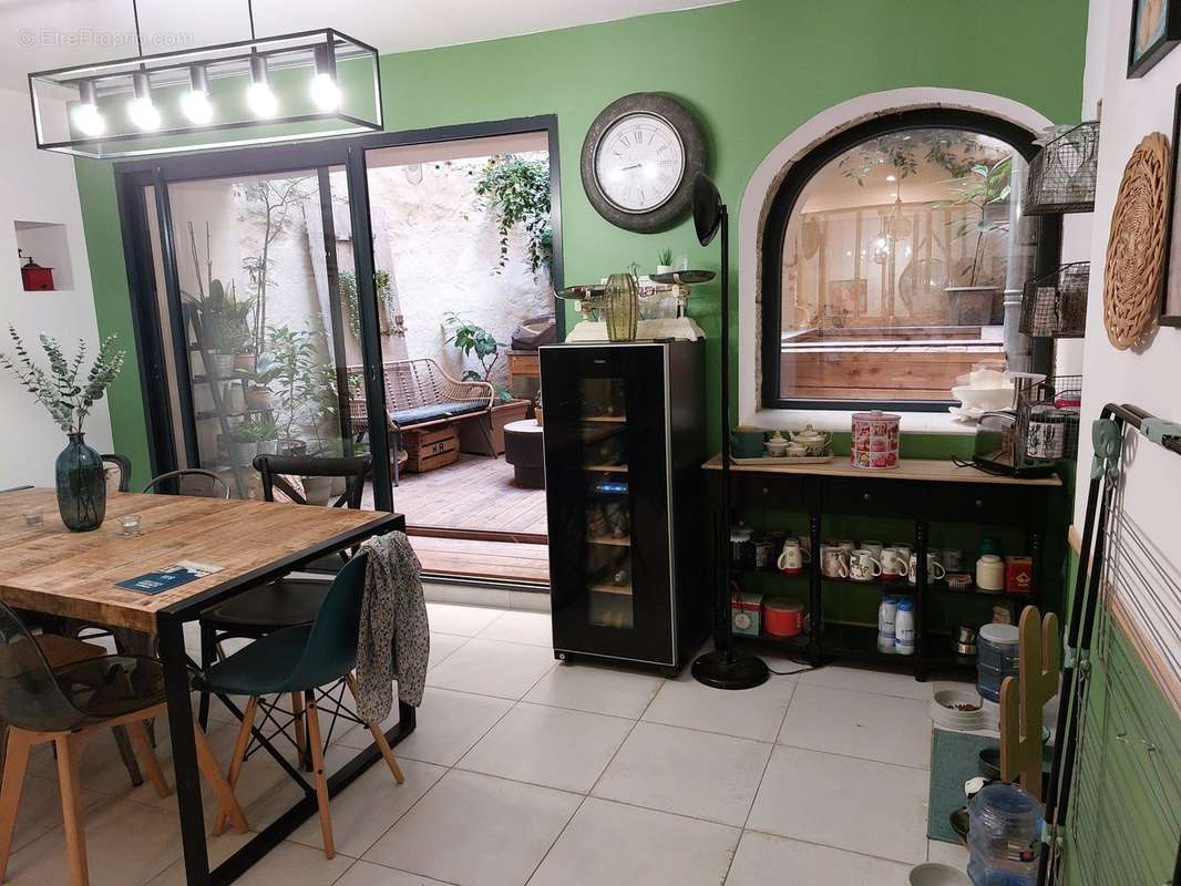 Salle à manger sur patio - Appartement à POUSSAN