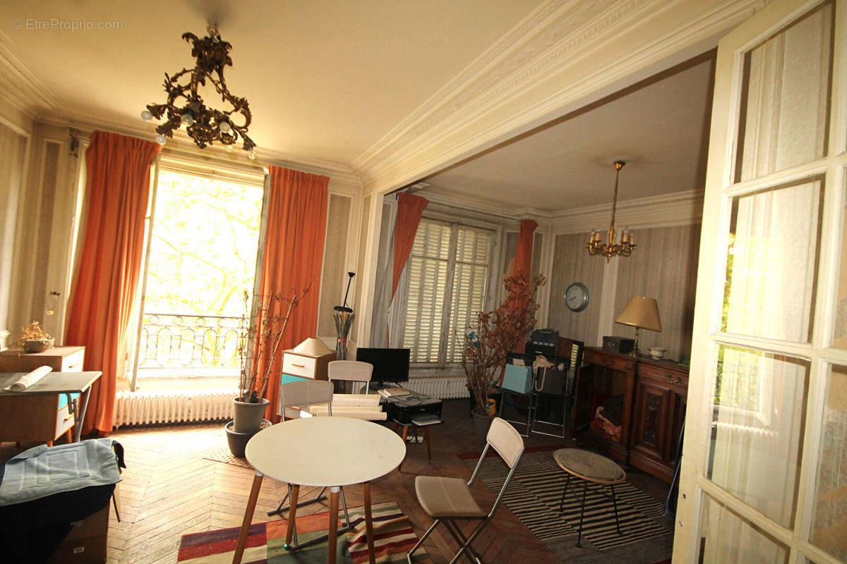 Appartement à PARIS-16E