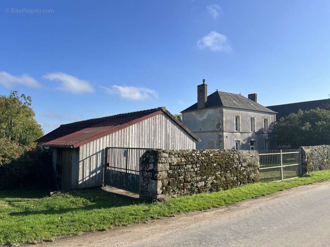 garage et portail entrée - Maison à LA LANDE-DE-LOUGE