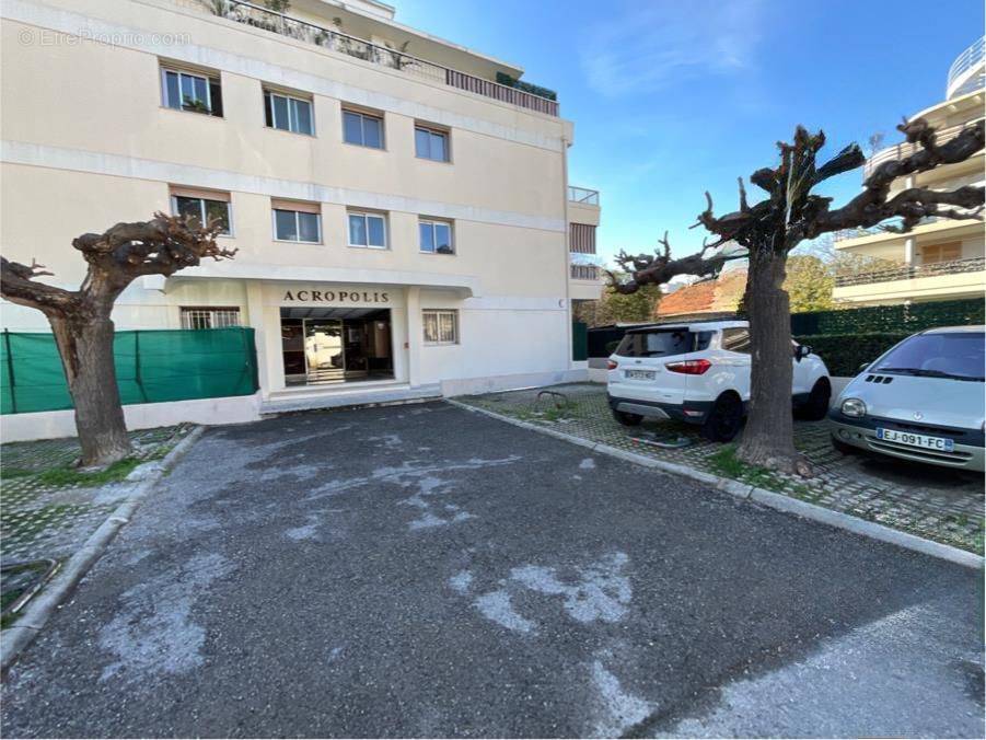 Appartement à SAINT-LAURENT-DU-VAR