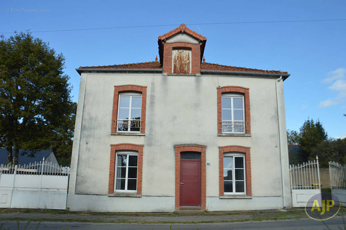 Maison à CONQUEREUIL