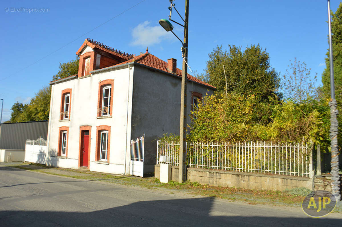 Maison à CONQUEREUIL