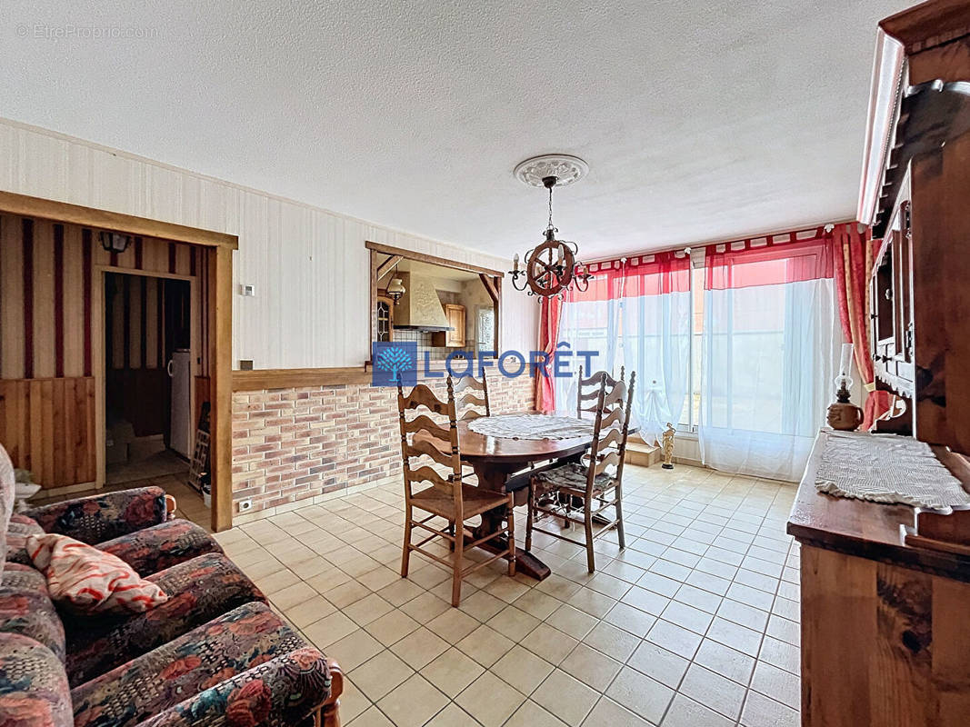 Appartement à VAUX-LE-PENIL