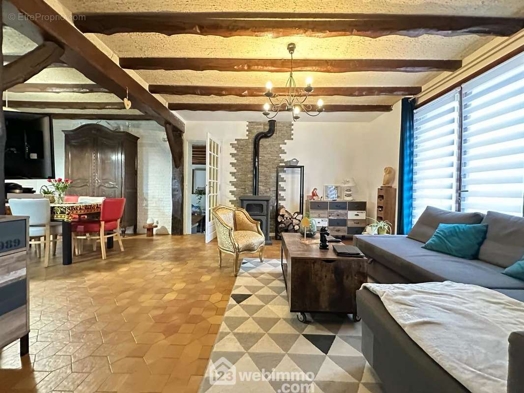 Un séjour lumineux de 27 m² comprenant ... - Maison à MAUREGNY-EN-HAYE