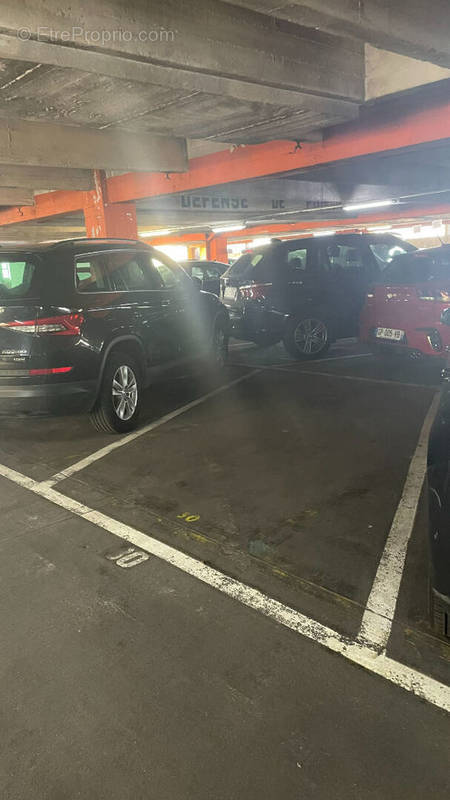 Parking à PARIS-17E